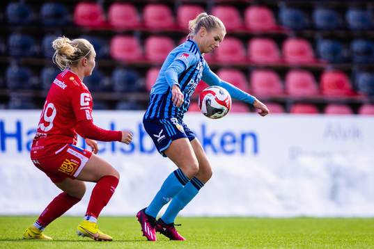 Örebros Emma Peuhkurinen och Djurgårdens Nellie Lilja