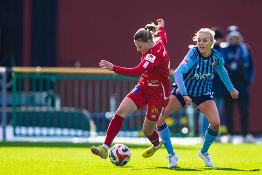 Örebros Katariina Kosola och Djurgårdens Sara Lilja