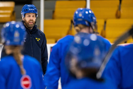 Head coach Ulf Lundberg  of Sweden at a practice session