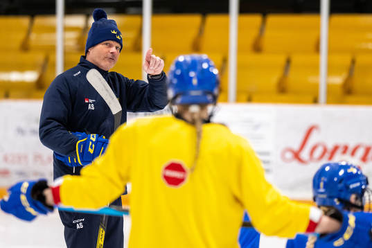 Assistant coach Andreas Spångberg of Sweden at a practice