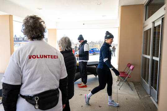 Volunteers cheering for Olivia Carlsson of Sweden