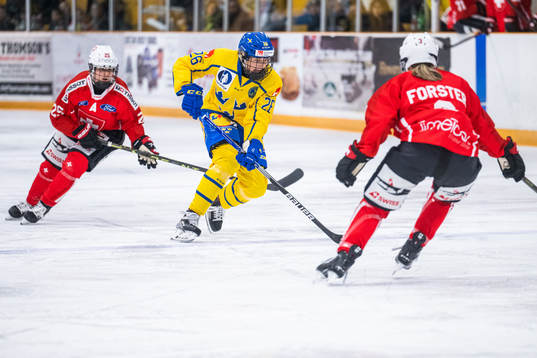 Alina Muller and Sarah Forster of Switzerland defend