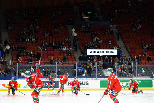Frölundas spelare värmer upp innan semifinal två i SHL