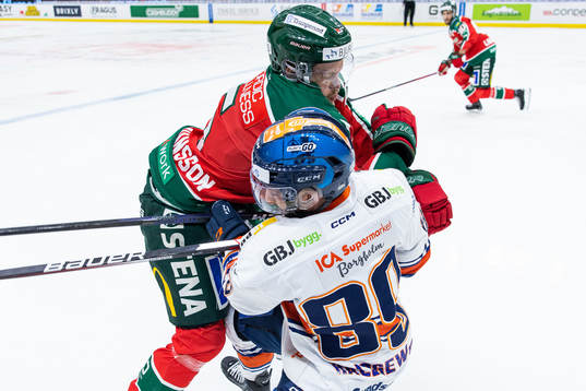 Frölundas Filip Johansson tacklar Växjös Jayden