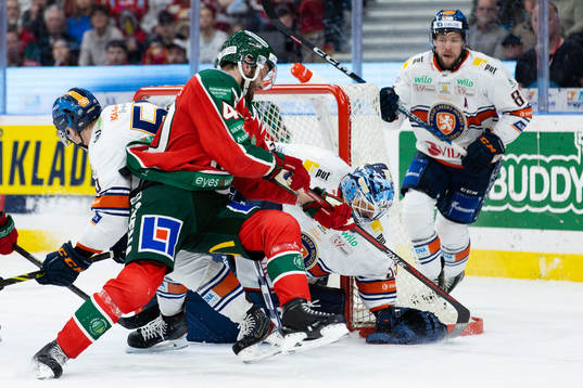 Frölundas Petteri Lindbohm framför Växjös målvakt Emil