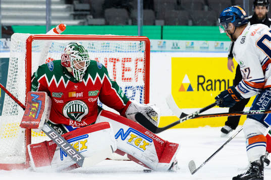 Frölundas målvakt Lars Johansson räddar ett skott