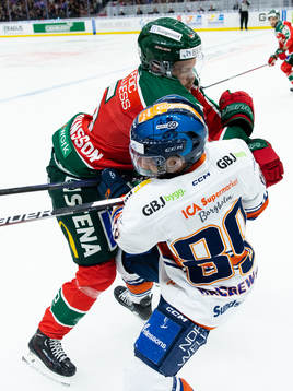 Frölundas Filip Johansson tacklar Växjös Jayden
