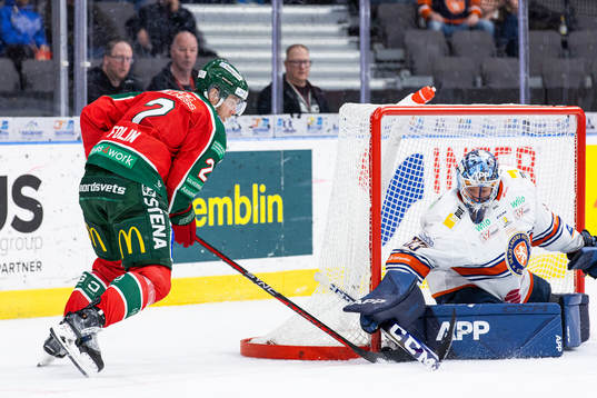 Frölundas Christian Folin och Växjös målvakt Emil Larmi