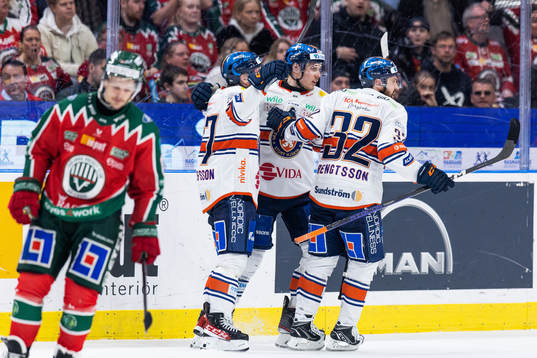 Växjös Glenn Gustafsson jublarmed lagkamrater