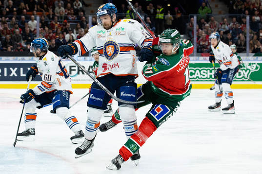 Växjös Brian Cooper tacklar Frölundas Erik Borg