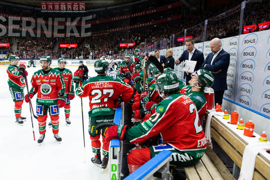 Frölundas tränare Roger Rönnberg pratar med sitt lag