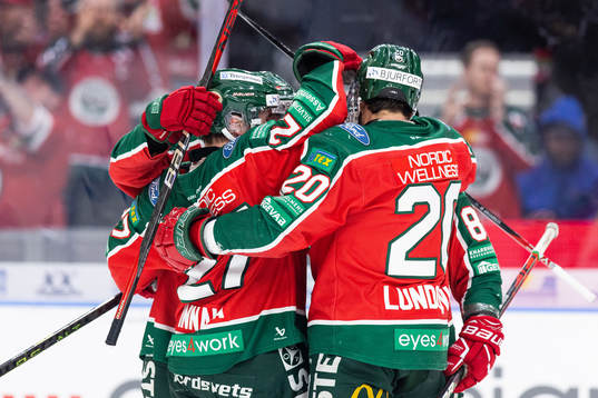 Frölundas Filip Hasa jublar med lagkamrater