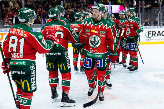 Frölundas Filip Johansson och Ryan Lasch jublar