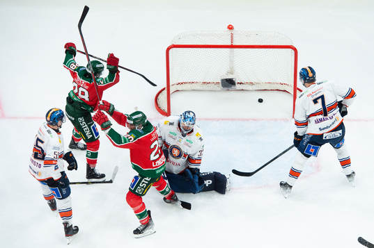 Frölundas Anthony Greco och Joel Lundqvist jublar