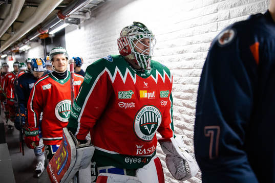 Frölundas målvakt Lars Johansson på väg ut för