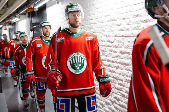 Frölundas Christian Folin på väg ut för uppvärmning
