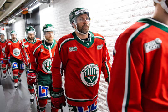 Frölundas Joel Lundqvist på väg ut för uppvärmning på