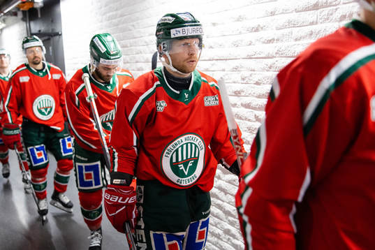 Frölundas Ryan Lasch på väg ut för uppvärmning på