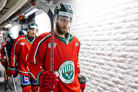 Frölundas Petteri Lindbohm på väg ut för uppvärmning