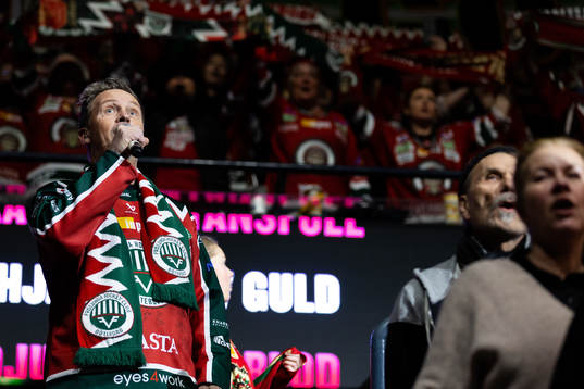 Peter Simson sjunger Frölundas hymn ”Bära hjälmar av