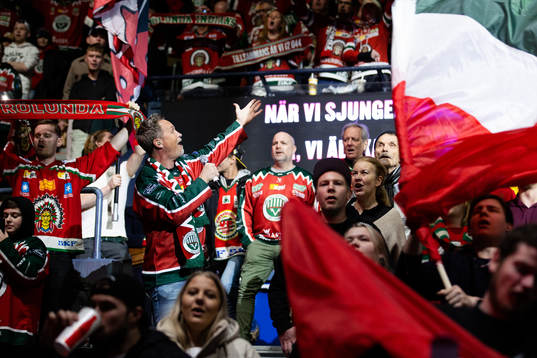 Peter Simson sjunger Frölundas hymn ”Bära hjälmar av