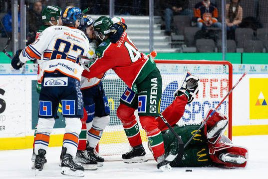 Frölundas Petteri Lindbohm håller undan en Växjös