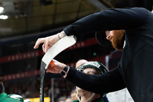 Frölundas materialförvaltare Andy Fagerström fixar