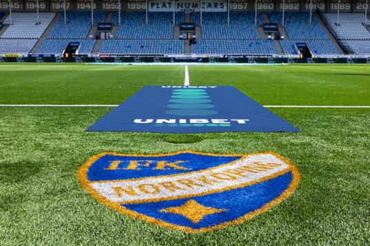 IFK Norrköpings klubbmärke på gräset i Platinumcars