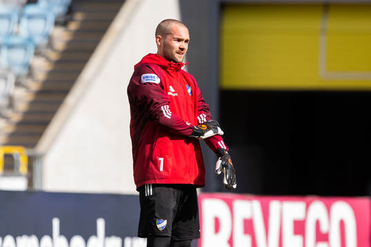 IFK Norrköpings målvakt Oscar Jansson på uppvärmningen