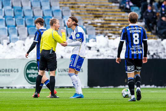 Domare Fredrik Klitte pratar med IFK Norrköpings