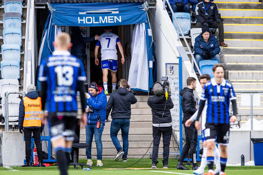 IFK Norrköpings Jacob Ortmark lämnar skadad