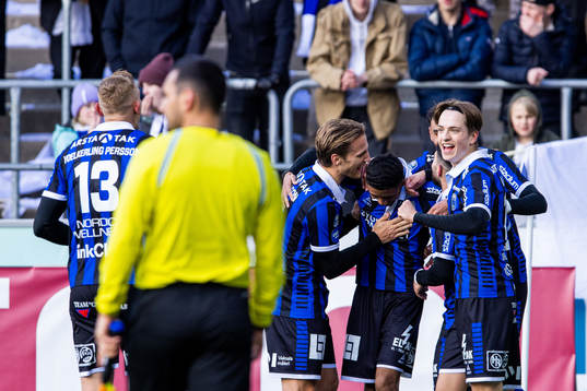 Sirius André Alsanati jublar med lagkamrater