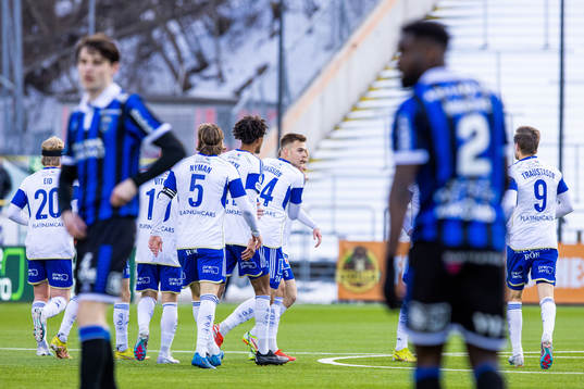 IFK Norrköpings Victor Stange Lind jublar med lagkamrater