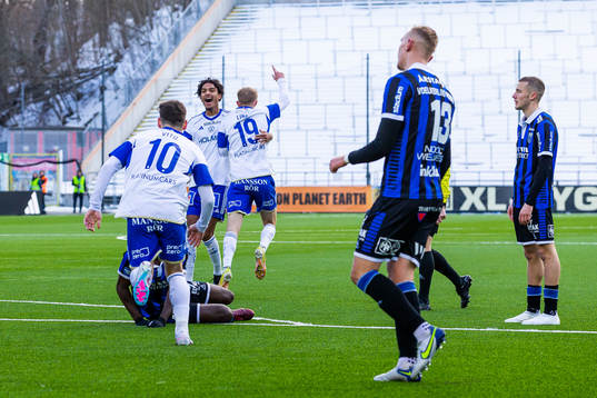 IFK Norrköpings Victor Stange Lind jublar med lagkamrat