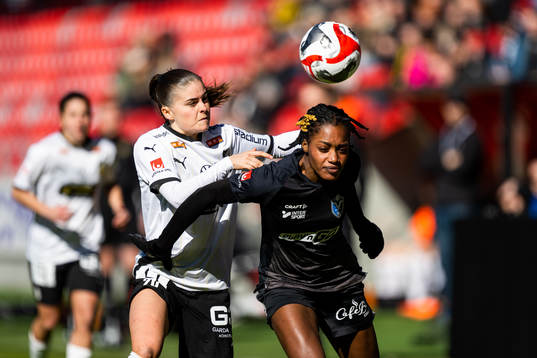Häckens Hanna Wijk och Växjö DFFs Evelyn Ijeh