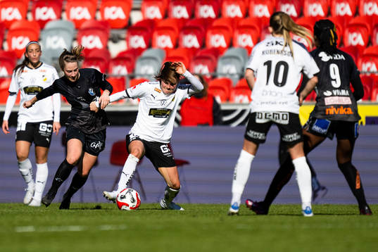 Växjö DFFs Juliette Mikaela Kemppi och Häckens Hanna Wijk