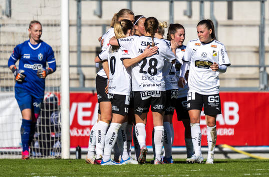 Häckens Rusul Rosa Kafaji jublar med lagkamrater