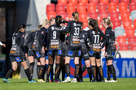 Växjö DFFs spelare samlar sig på mittplan