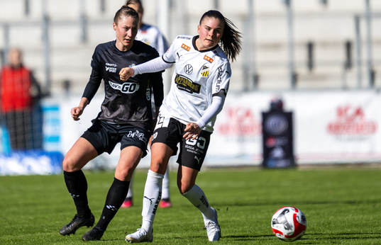 Växjö DFFs Juliette Mikaela Kemppi och Häckens Hanna Wijk