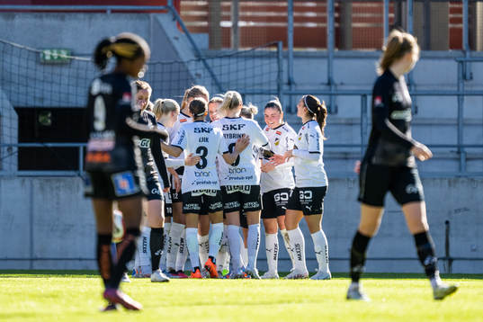 Häckens Anna Anvegård jublar med lagkamrater