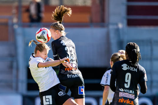 Häckens Anna Anvegård och Växjö DFFs Elin Nilsson