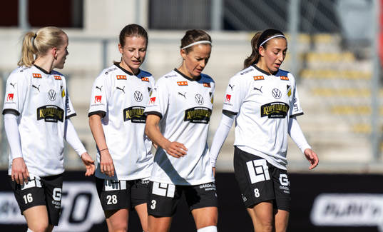 Häckens Rusul Rosa Kafaji jublar med Anna Sandberg, Anna