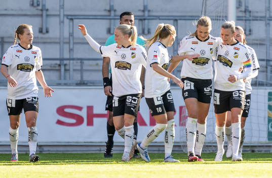 Häckens Stine Larsson jublar med lagkamrater