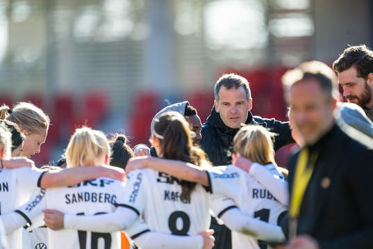 Häckens tränare Robert Vilahamn jublar med spelare