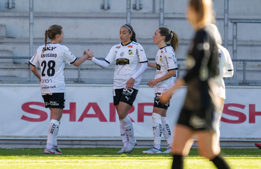 Häckens Rusul Rosa Kafaji jublar med Anna Anvegård