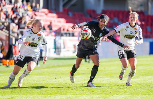 Häckens Anna Sandberg och Anna Anvegård mot Växjö DFFs