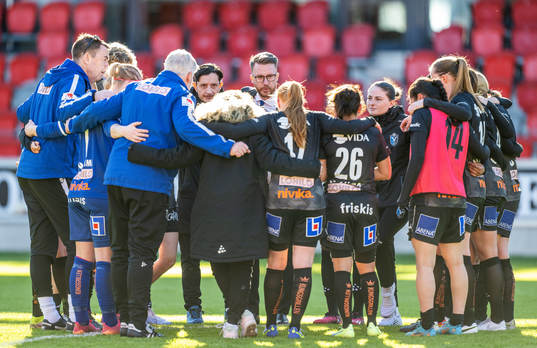 Växjö DFFs huvudtränare Olof Unogård deppar med spelare