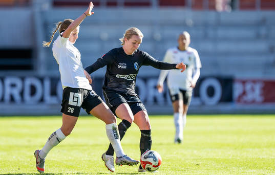 Häckens Anna Anvegård och Växjö DFFs Alexandra Jonasson