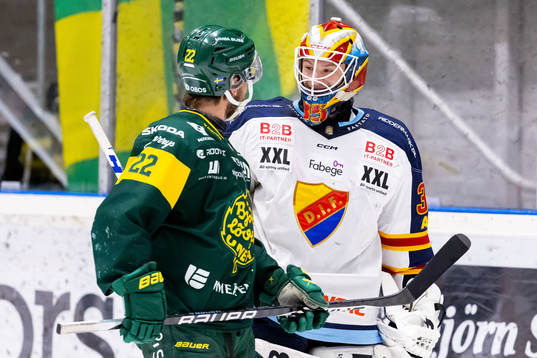 Björklövens Fredrik Weigel och Djurgårdens målvakt Carl