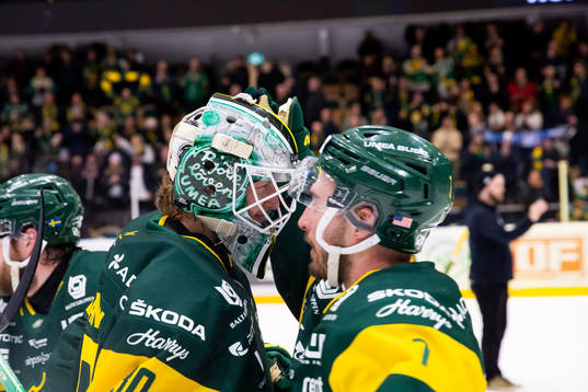 Björklövens Nicholas Schilkey jublar med målvakt Joona